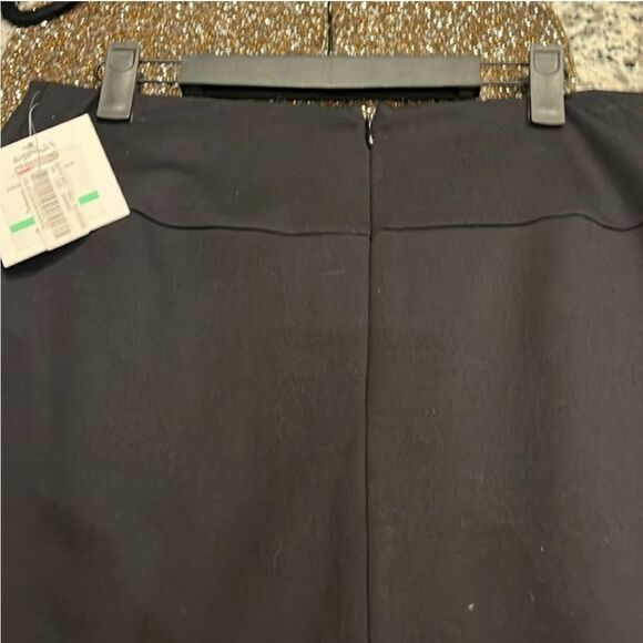 NWT Ellen Tracy Black Skirt with Red Floral Design Sz 8 - Picture 3 of 6